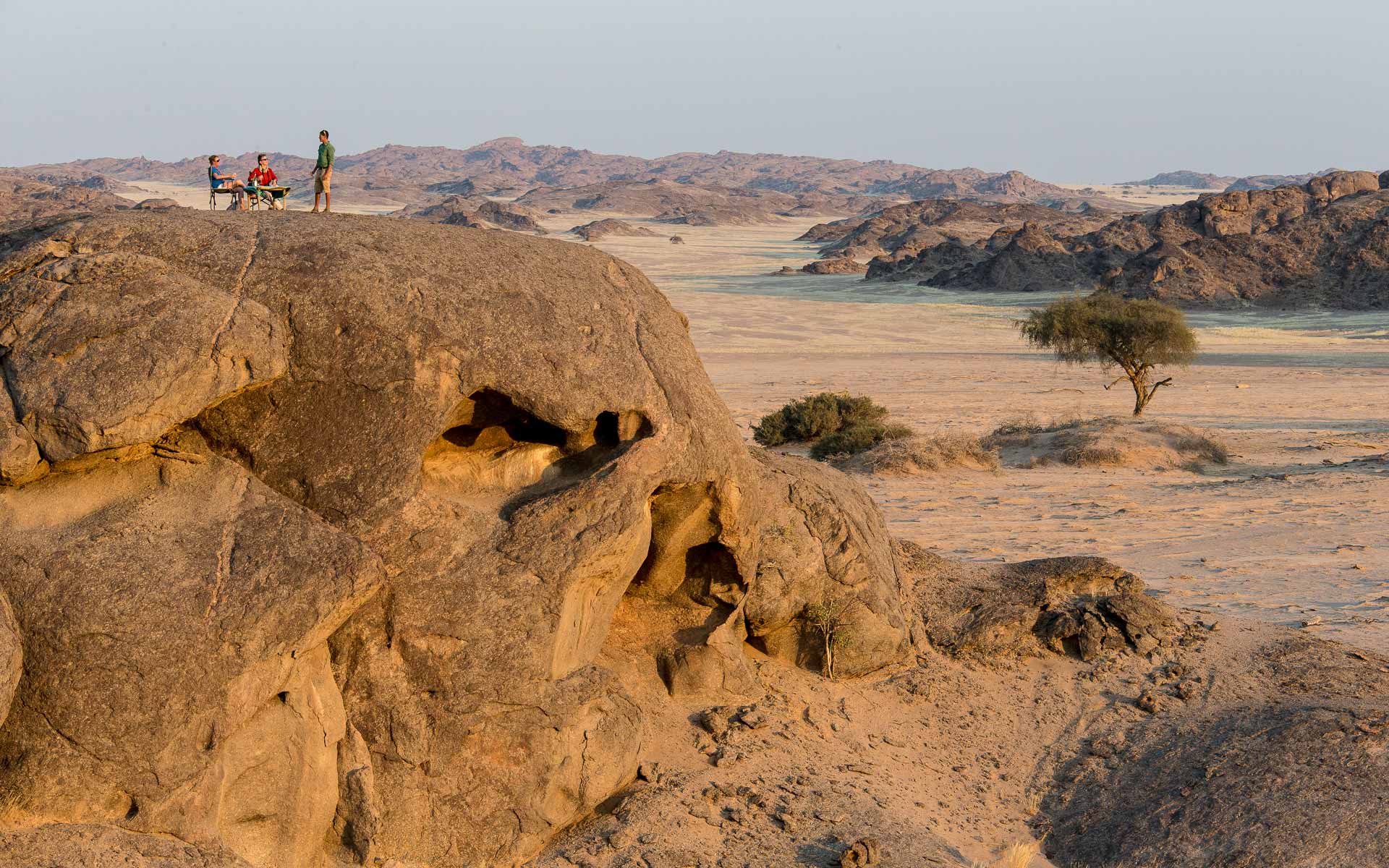 enkosi-africa-safari-namibia-damaraland-hoanib-skeleton-coast-camp-sunset