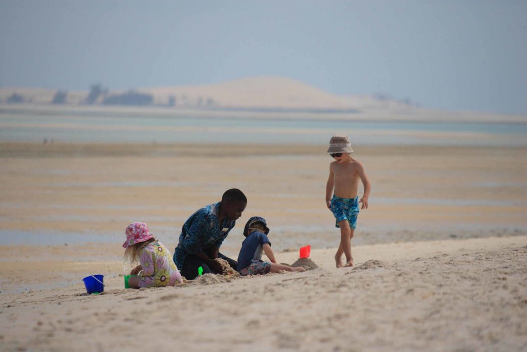 Enkosi-Africa-safari-mozambique-bazaruto-azura_benguerra_children_on_beach safari en familia