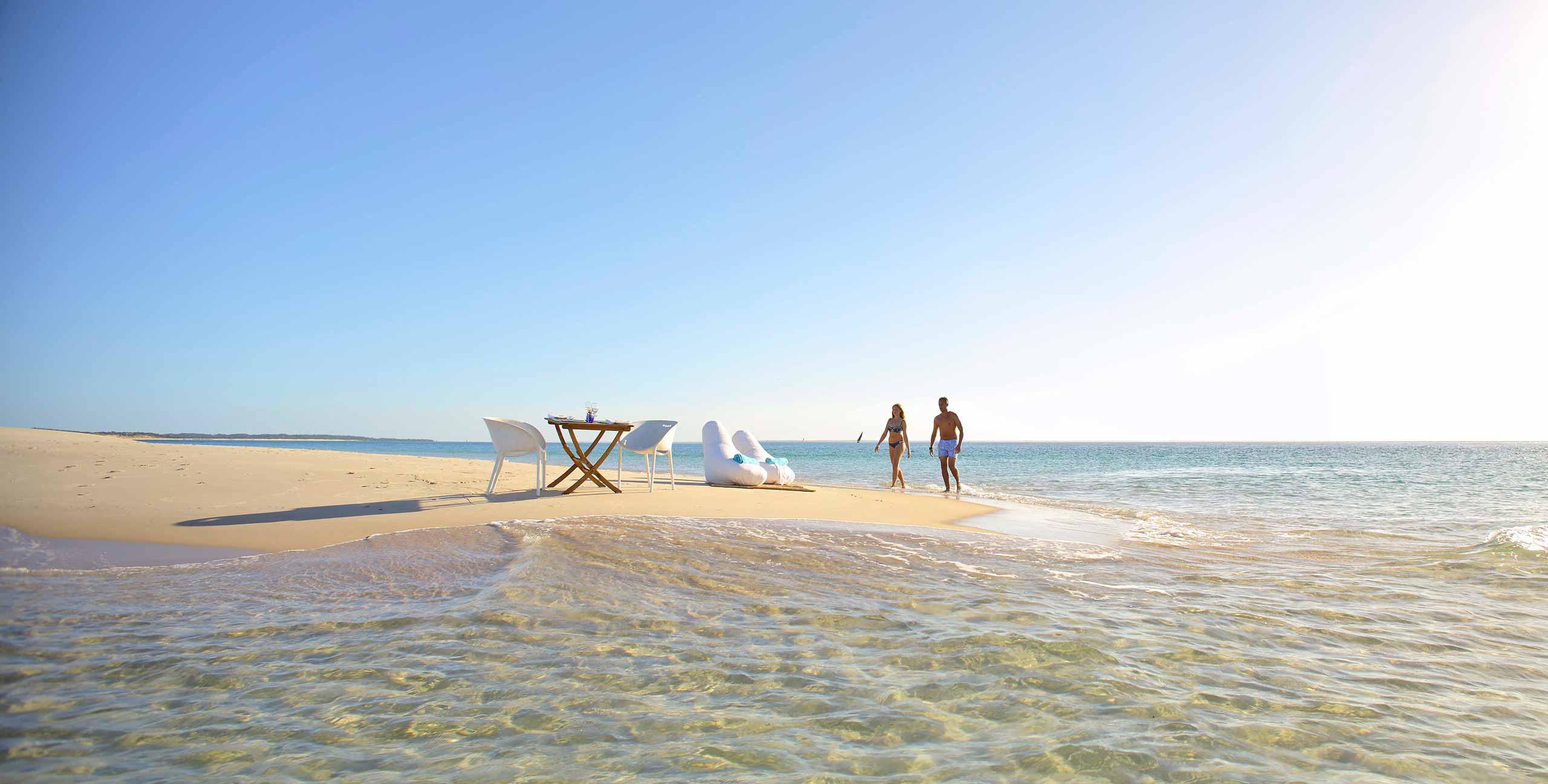 Enkosi-Africa-safari-mozambique-bazaruto-azura_benguerra_north_point_beach_picnic_with_guests