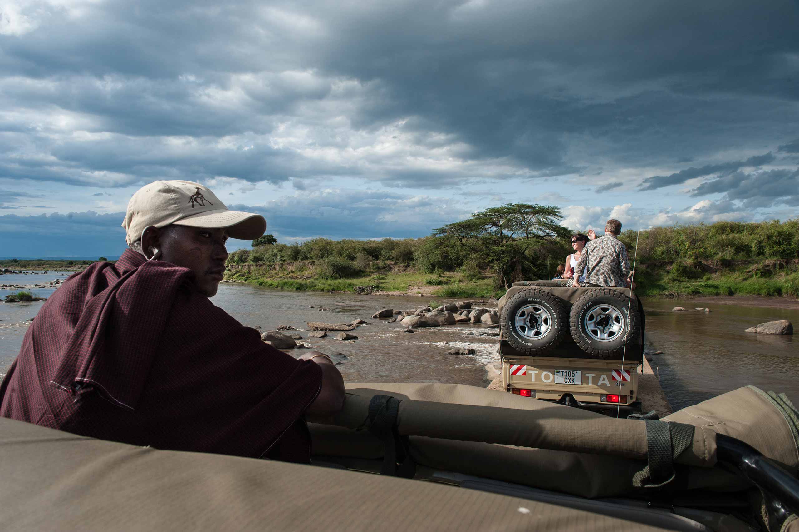 enkosi-africa-safari-tanzania-serengeti-serian-camp_north_game drive crossing river